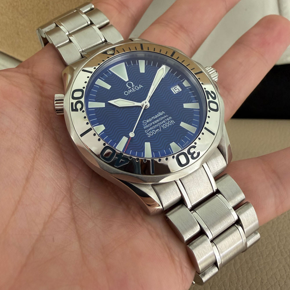 Omega Seamaster Electric Blue 22558000 10