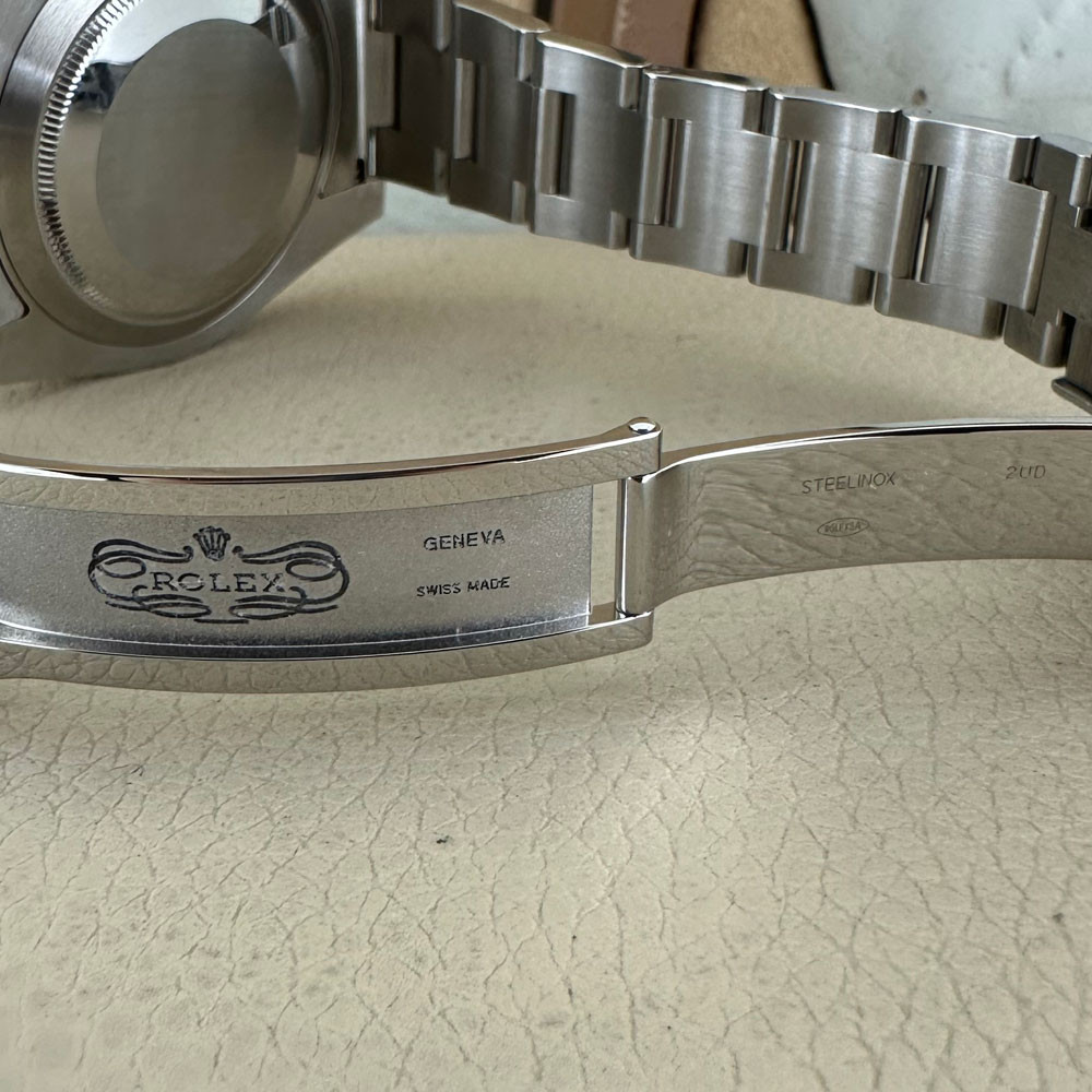 Rolex Submariner Hulk 116610LV 11